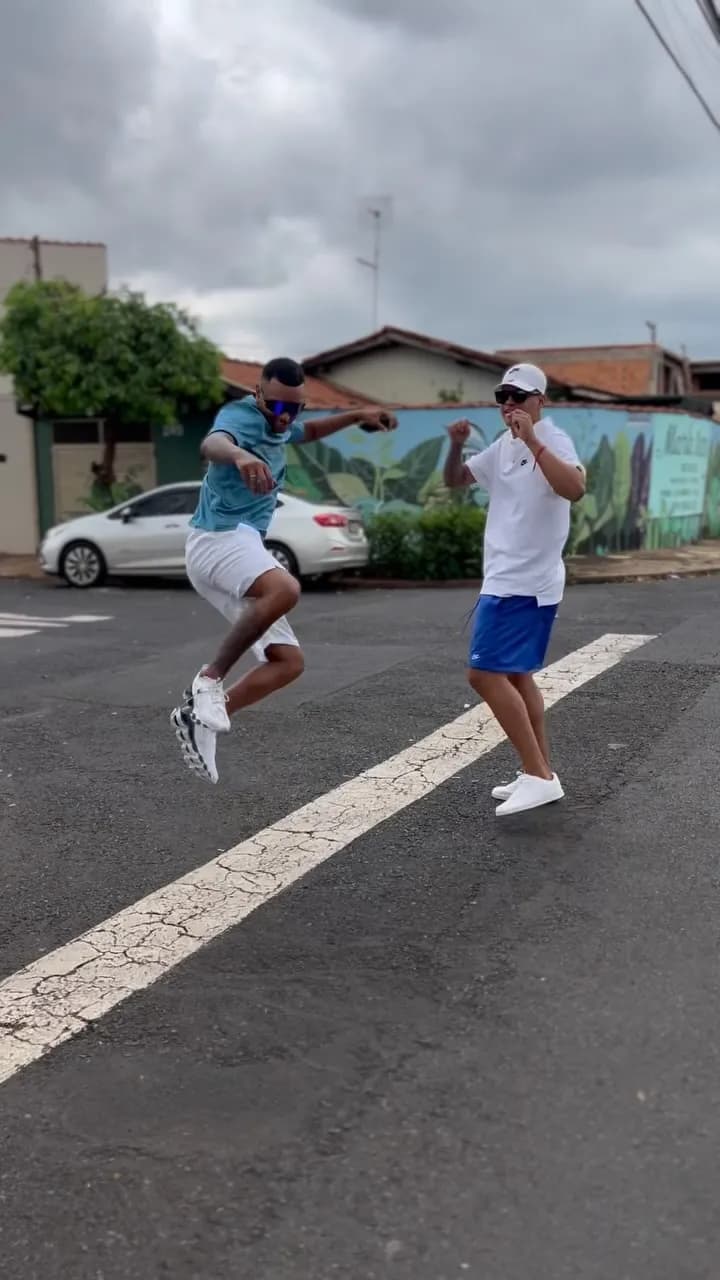 O Japa e um amigo pulando na rua, em Ribeirão Preto