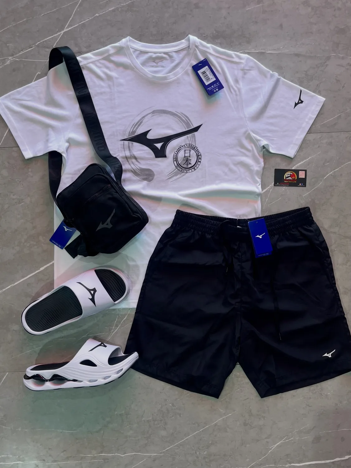 Kit Mizuno: camiseta branca, bermuda preta e slide, foto 1 de 2