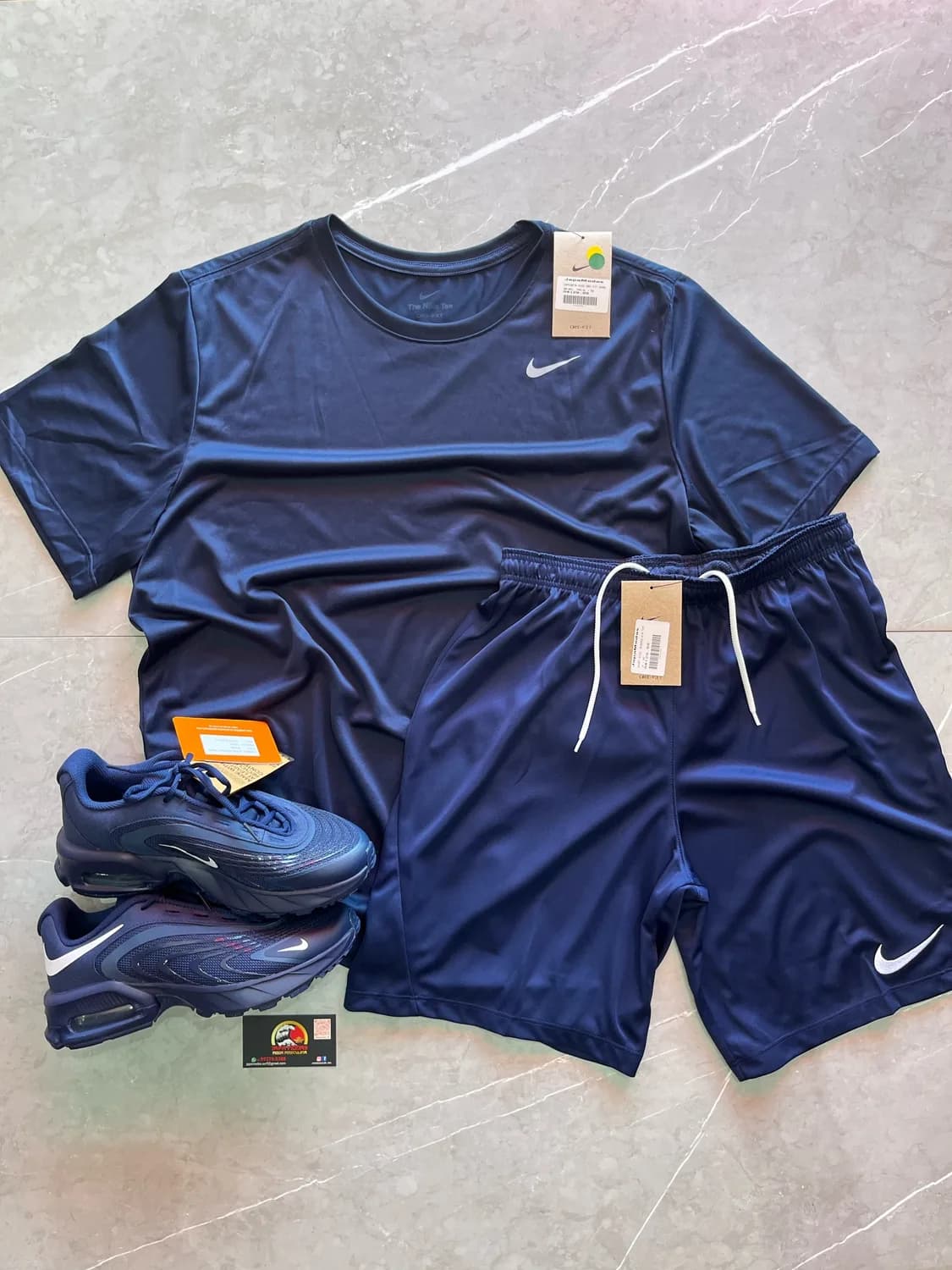 Kit Nike: camiseta e short azul-marinho