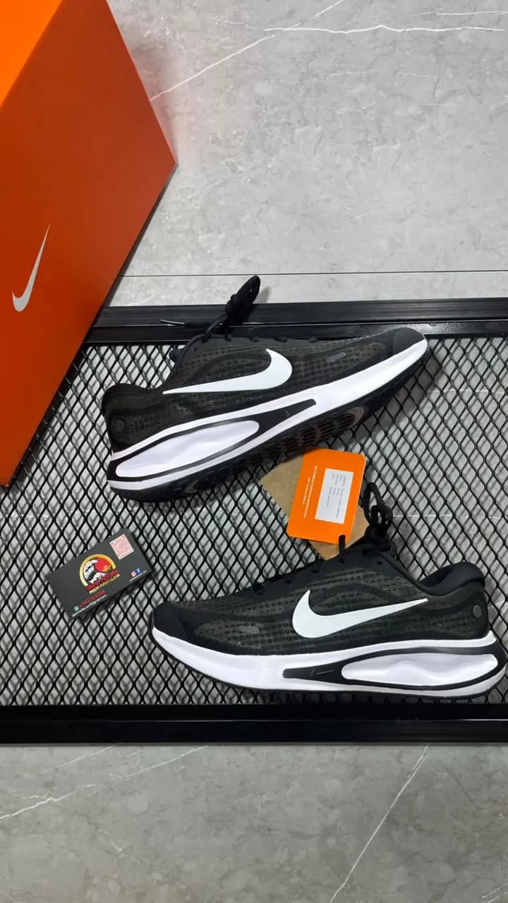 Nike Journey Run preto e branco, foto 1 de 4