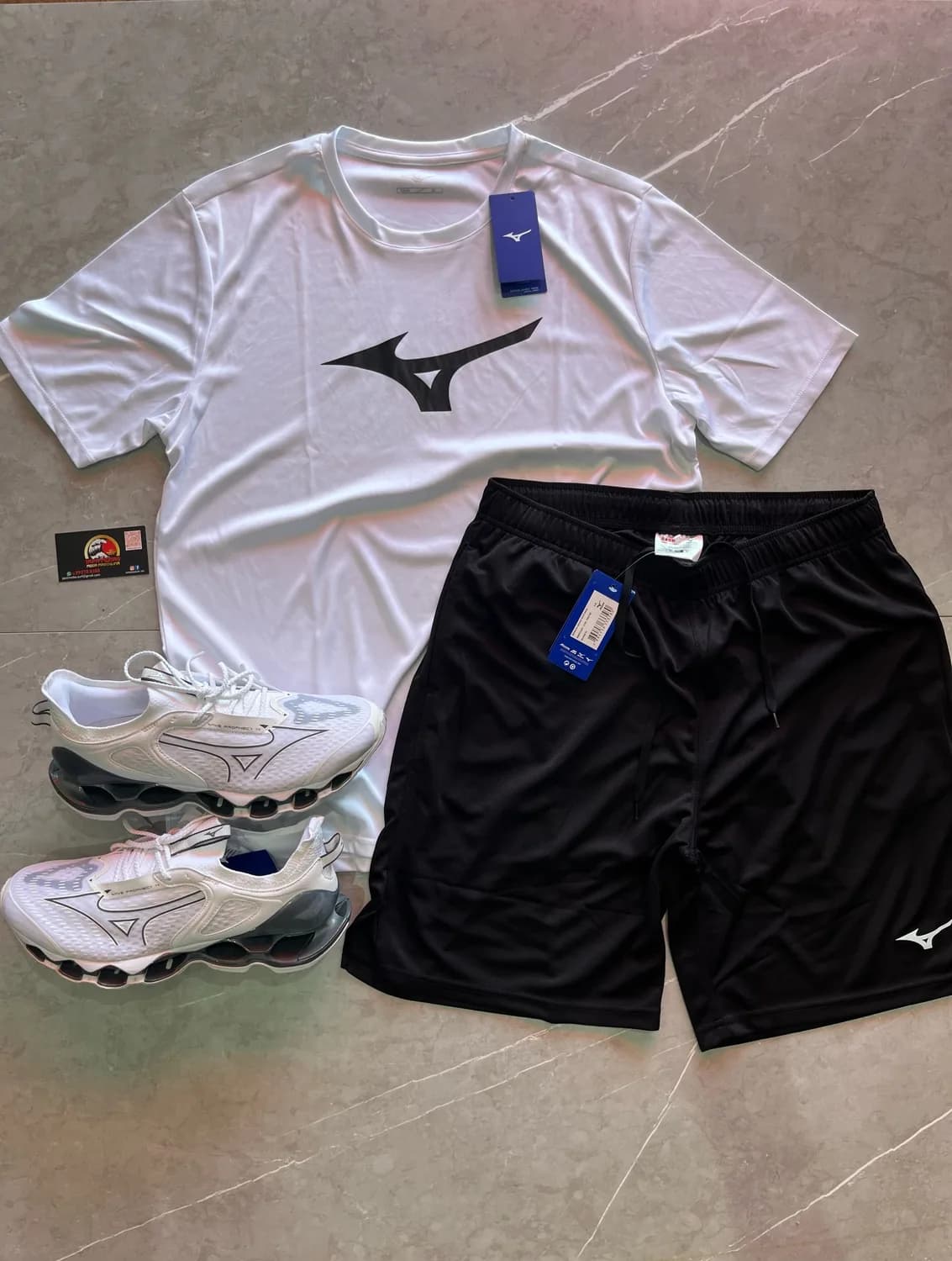 Kit Mizuno: camiseta branca e short preto