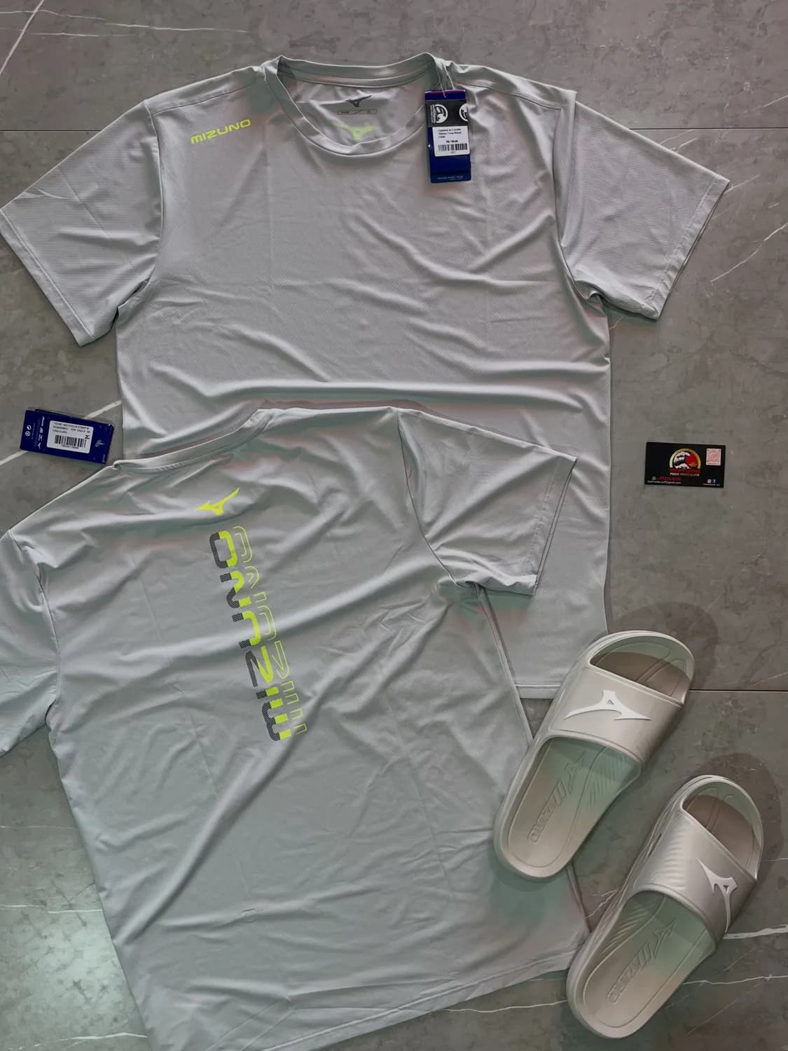 Kit Mizuno: camiseta cinza e slide