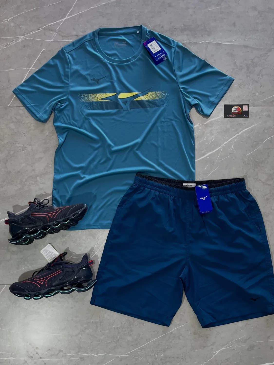 Kit Mizuno: camiseta e bermuda azul