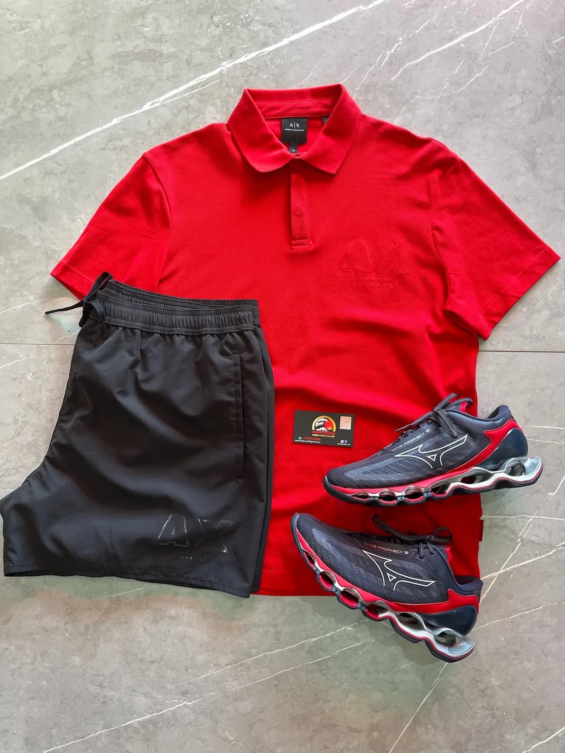 Kit polo vermelha e bermuda preta